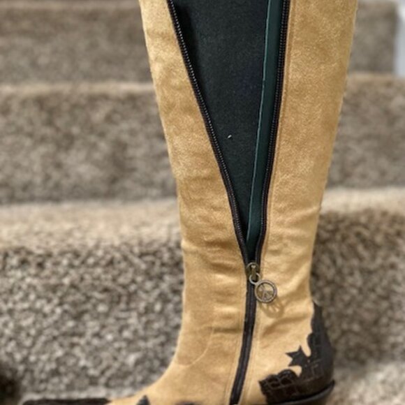 Beautiful pair of Donald J Pliner Boots size 8 - Picture 4 of 12